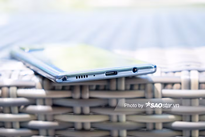 Samsung Galaxy A71 có cổng kết nối USB-Type C. Điểm cộng của máy nằm ở việc nó vẫn còn jack cắm tai nghe truyền thống 3,5 mm. Samsung đã loại bỏ cổng kết nối truyền thống này trên một số thiết bị mới gần đây.