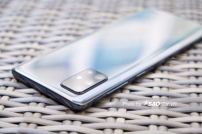 Mặt lưng chiếc Samsung Galaxy A71 cấu thành từ nhựa nên có trọng lượng khá nhẹ. Máy được thiết kế cứng cáp, chắc chắn cộng hưởng với lối thiết kế với mặt lưng cong vát về hai sườn cũng làm giảm cảm giác cấn tay cho người dùng khi sử dụng.