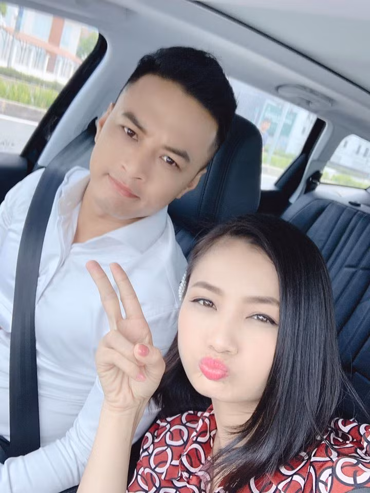 Trên phim, San khóc nức nở với Bảo nhưng xong cảnh quay Diệu Hương đã quay sang chụp hình vui vẻ với Hồng Đăng.