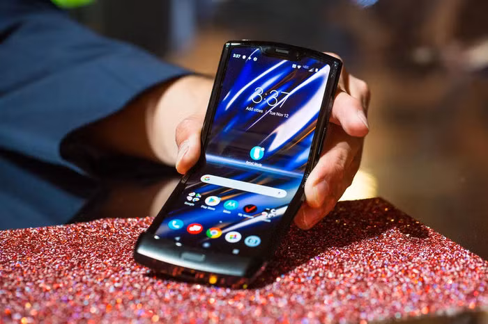 Về cấu hình, Motorola RAZR 2019 có cấu hình ở mức tầm trung với con chip Snapdragon 710, RAM 6GB, ROM 128GB. Camera chính có thông số 16MP f/1.7 và một camera phụ 5MP ở bên trong. Máy chạy trên Android 9 Pie, hỗ trợ eSIM. (Ảnh: Cnet)