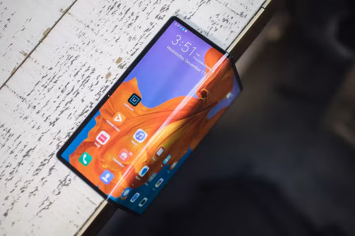 Mate X có dung lượng pin 4.500 mAh hỗ công nghệ sạc super charge 55W. Huawei khẳng định đây là công nghệ sạc nhanh nhất thế giới hiện nay. (Ảnh: Cnet)