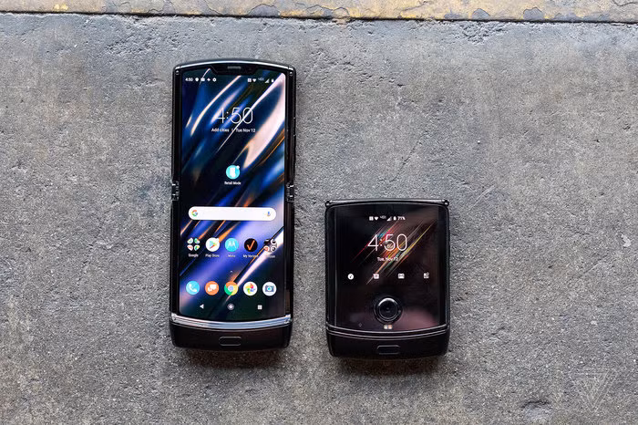 Motorola RAZR 2019 sở hữu màn hình OLED 6.2 inch bằng nhựa, có thể gập lại một nửa dọc theo trục ngang được Motorola gọi là Flex View. (Ảnh: The Verge)