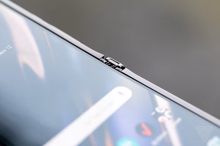 Motorola cho biết công ty đã thiết kế một hệ thống bản lề “zero-gap” độc đáo để phù hợp với màn hình của máy. Với bản lề này, sẽ không có bất cứ khoảng trống nào giữa 2 phần màn hình khi ở chế độ gập. (Ảnh: The Verge)