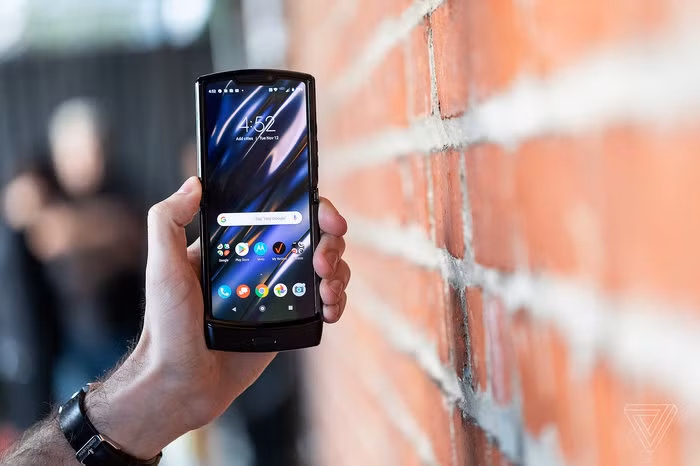 Theo Motorola, màn hình Flex View được làm từ một tấm nền duy nhất, bảo vệ bởi lớp phủ đặc biệt do hãng này tự phát triển để chống trầy xước, kết hợp thêm một lớp phủ nano chống va đập. (Ảnh: The Verge)