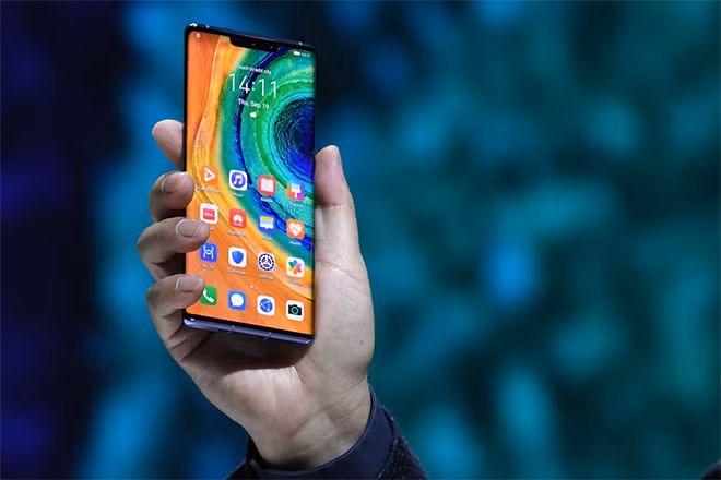 Huawei Mate 30 Pro. Đây là chiếc smartphone có hệ thống camera tuyệt vời nhờ sự kết hợp của 4 ống kính phía sau, gồm: một camera độ phân giải 40 MP (f/1.6) hỗ trợ chống rung quang học, một camera góc siêu rộng 40 MP, một camera tele 8 MP cũng hỗ trợ chống rung quang học và cảm biến đo độ sâu 3D. Khi chụp ảnh trong điều kiện đầy đủ ánh sáng, sản phẩm này mang đến độ chi tiết cao, lấy nét nhanh, chính xác. Ngoài ra, khả năng chụp ảnh ban đêm của máy cũng được cải thiện đáng kể, ít bị noise hơn so với các đối thủ khác. Đây cũng là mẫu smartphone được Dxomark (trang đánh giá chất lượng camera) xếp hạng là mẫu smartphone chụp ảnh đẹp nhất thế giới hiện nay.