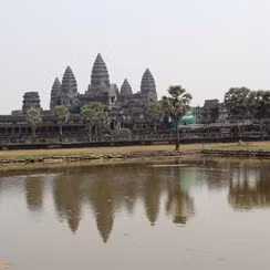 Bị lũ lụt phá hủy hầu hết cơ sở vật chất, thành phố Angkor sụp đổ. Đến năm 1431, quân Xiêm chiếm lấy thành phố. Rất nhiều ngôi đền đã bị rừng rậm bao phủ, số khác vẫn còn lưu giữ những không gian tôn giáo quan trọng của người Khmer. Đến tận những năm 1860, Angkor Wat mới được phương Tây biết đến.