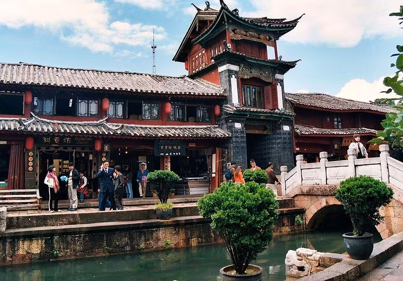 Những ngôi nhà cổ kính hàng trăm năm tuổi nằm ven những con kênh nhỏ uốn lượn quanh co khắp Lệ Giang.
