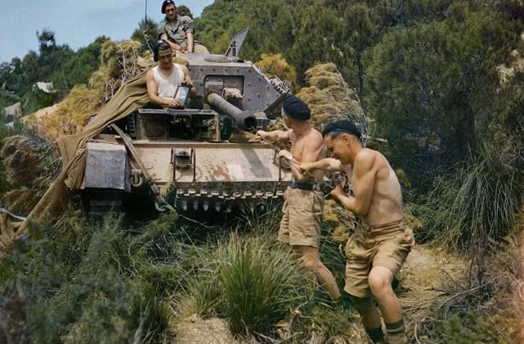 Nhóm binh sĩ cẩn thận lau chùi, kiểm tra xe tăng Crusader tại El Aroussa ở Tunisia tháng 5/1943 trước khi chúng được triển khai làm nhiệm vụ.
