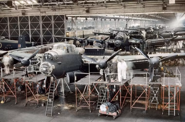 Bên trong một nhà máy chế tạo máy bay ở Woodford, Manchester năm 1943. Trong Chiến tranh thế giới 2, hơn 3.000 máy bay ném bom Lancaster của Anh được sản xuất tại cơ sở này.
