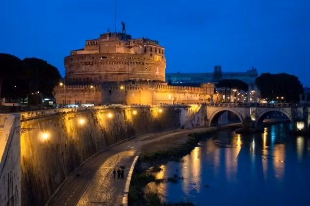 Nhiều câu chuyện rùng rợn, ma quái xuất hiện ở thành Rome ở Italy. Một trong số đó là câu chuyện về hồn ma Beatrice Cenci. Theo một số giai thoại, Beatrice Cenci bị cầm tù ở Castel Sant'Angelo vì tội sát hại người chồng vũ phu. Với tội danh này, cô bị kết tội tử hình bằng cách chặt đầu.