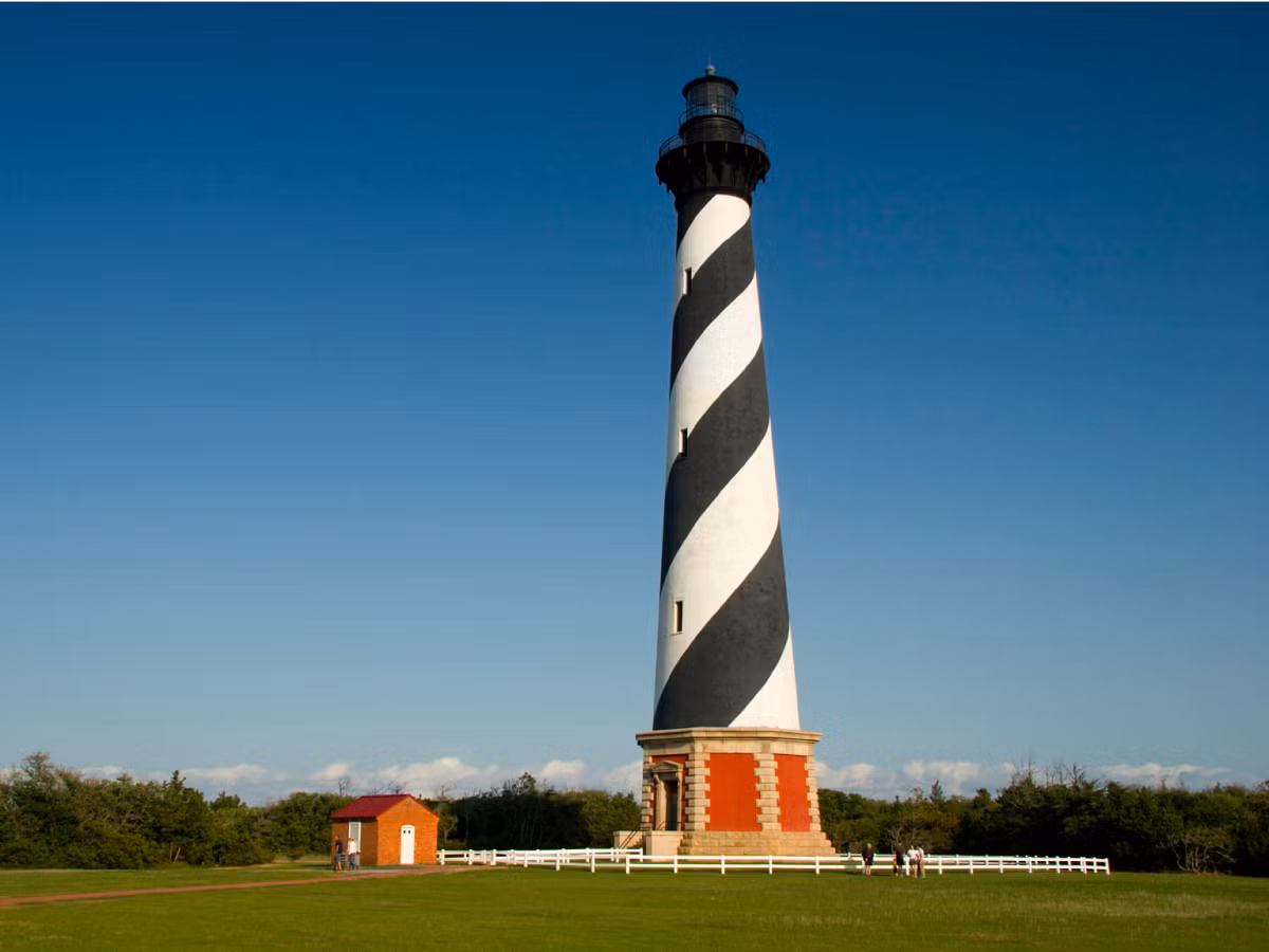 Bờ biển trên đảo Outer Banks ở North Carolina, Mỹ, đang bị xói mòn khiến những điểm du lịch nổi tiếng như ngọn hải đăng Cape Hatteras (có từ năm 1870) đứng trước nguy cơ biến mất.