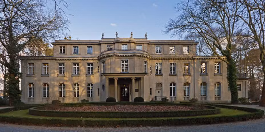 Vào ngày 20/1/1942, Hội nghị Wannsee được tổ chức ở ngoại ô Berlin để đưa ra “Giải pháp cuối cùng” nhằm trục xuất và tàn sát tất cả người Do Thái ở châu Âu.