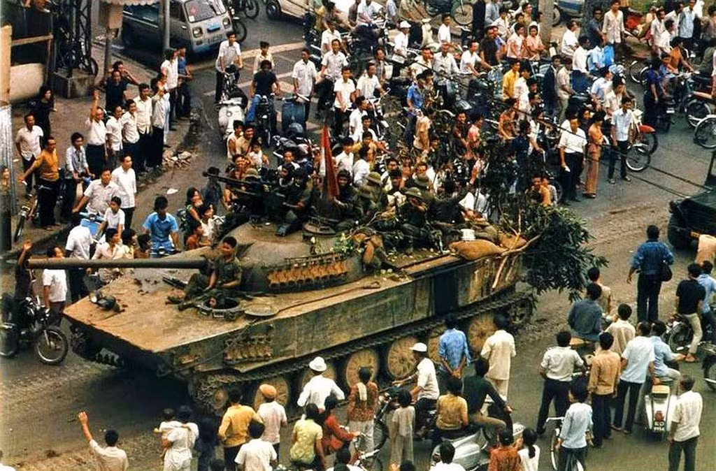 Từng đoàn quân giải phóng tiến về Sài Gòn trong niềm vui chiến thắng 30/4/1975 - ngày đất nước thống nhất, chấm dứt chiến tranh lập lại hòa bình ở Việt Nam.
