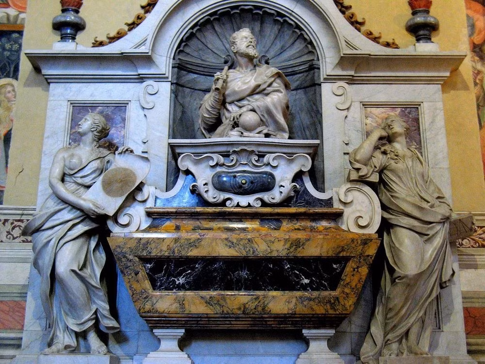 Nhà thờ này cũng là nơi yên nghỉ của một số nhân vật nổi tiếng người Italy như Michelangelo, Machiavelli, nhà thơ Foscolo, triết gia Gentile và nhà soạn nhạc Rossini.