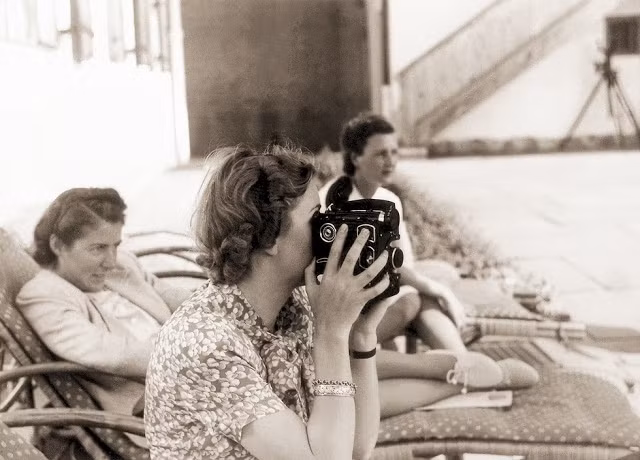 Eva Braun đã chụp khá nhiều ảnh cho trùm phát xít Hitler. Tuy nhiên, đa số các bức ảnh mà cô chụp đều ghi lại những khoảnh khắc Hitler bên gia đình, trẻ con. Những bức ảnh này khác xa so với sự tàn ác của Hitler khi gây ra cái chết của khoảng 6 triệu người Do Thái. Nhiều sử gia cho rằng có thể Eva Braun chụp ảnh Hitler như vậy vì mong muốn trùm phát xít trở thành người đàn ông của gia đình.