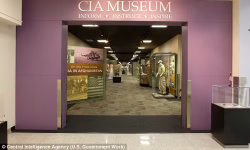  Bảo tàng tuyệt mật của CIA nằm trong trụ sở chính của CIA ở Langley. Bảo tàng này được thiết lập từ đầu những năm 1990 và chỉ mở cửa cho các nhân viên của CIA cùng các khách mời. Công chúng không thể ghé thăm bảo tàng này.