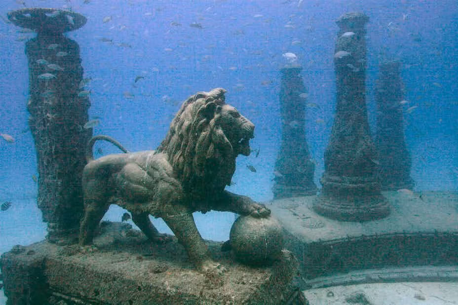 10 người con của thần biển Poseidon đã xây dựng một ngôi đền khổng lồ cho cha ở Atlantic và một bức tượng khắc họa cha ngồi trong một cỗ xe do những con ngựa có cánh kéo. Bức tượng trên được làm bằng vàng.