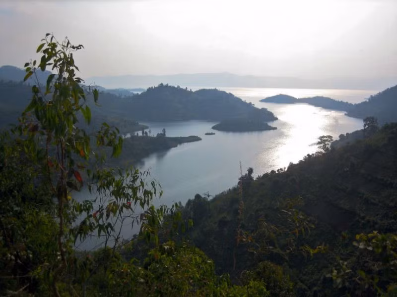 Hồ Monoun nằm ở vùng núi lửa Oku, Cameroon trở nên nguy hiểm đối với con người khi là một trong 3 hồ nước duy nhất trên trái đất tích trữ một lượng lớn khí CO2 độc hại có khả năng cướp đi tính mạng người dân. Cụ thể, năm 1984, 37 người dân sống ở vùng hồ Monoun thiệt mạng do ngạt khí CO2.