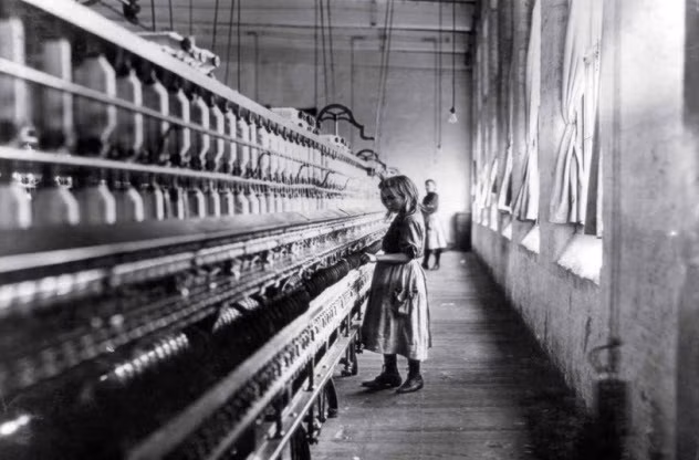 Bức ảnh gây ám ảnh một bé gái Sadie Pfeifer làm việc trong một nhà máy bông ở South Carolina, Mỹ năm 1908. Bức ảnh này đã khiến dư luận phẫn nộ và gây tranh cãi về việc sử dụng lao động trẻ em.