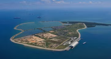 Hơn nữa, Singapore dưới thời Thủ tướng Lý Quang Diệu còn tiến hành xây dựng đảo chôn rác nhân tạo lớn nhất thế giới nằm hoàn toàn giữa biển khơi. Quốc đảo này trở thành quốc gia đi đầu về vấn đề này. Theo đó, bãi rác nhân tạo Semakau Landfill chính thức hoạt động từ năm 1999, có thể chứa 63 tỷ m3 rác.
