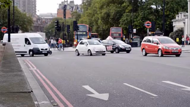 Theo đó, các phương tiện phải đóng mức phí 5 bảng Anh/ngày khi lái xe qua thủ đô London từ 7h00 - 18h30 các ngày trong tuần, trừ dịp lễ, Tết.