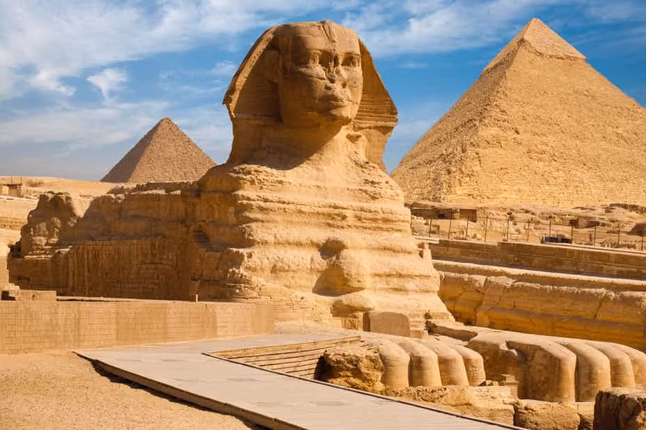 Tượng nhân sư gần đại kim tự tháp Giza cao 73,5 m. Công trình này được xây dựng trong triều đại Khafra. Tượng nhân sư là sinh vật mình sư tử, đầu người. Trong các truyền thuyết, nó thường xuất hiện trong các công trình kiến trúc cổ của người Hy Lạp và Ai Cập với nhiệm vụ canh giữ và bảo vệ.