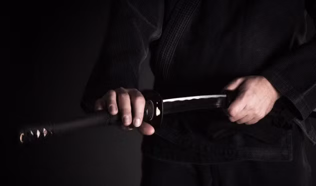 Các ninja thường mang theo bên mình nhiều "bảo bối" là các dụng cụ hỗ trợ họ khi làm nhiệm vụ. Ví dụ như ninja mang theo túi da chứa đầy không khí để thở khi ở dưới nước trong thời gian dài hay những ống thuốc nổ để có thể ném về phía địch trong trường hợp khẩn cấp...
