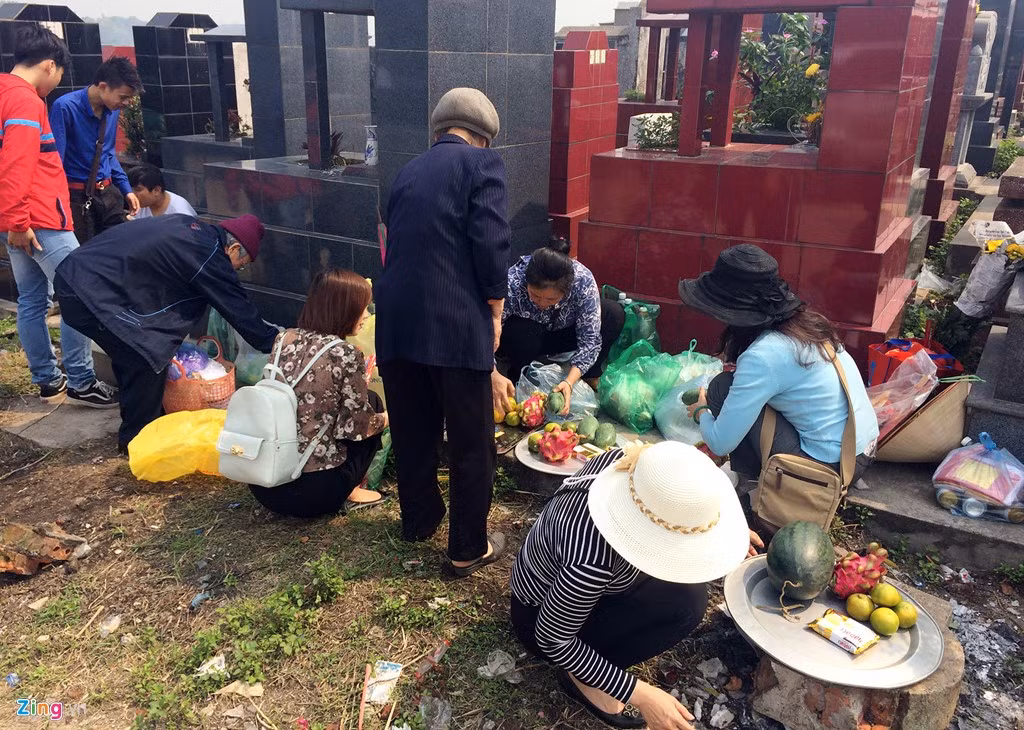 Bên trong các khu mộ, nhiều gia đình quây quần sửa soạn lễ thắp hương cho người quá cố.