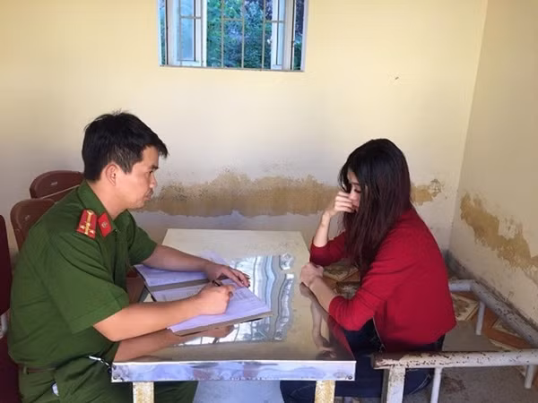 Tại cơ quan điều tra, “má mì” 9x khai nhận đã tìm cách lôi kéo, rủ rê những cô gái ở độ tuổi 9x, 10x… có ngoại hình dễ nhìn để dễ dàng “gắn mác” sinh viên hoạt động trong đường dây của mình.