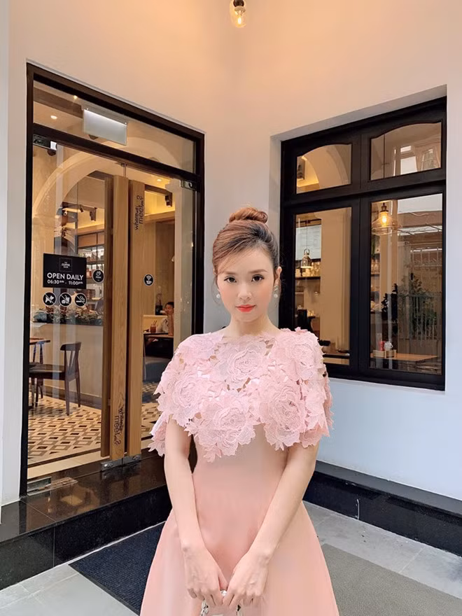 Ngoài ra, Midu còn tập trung kinh doanh và làm giảng viên tại Đại học Công nghệ TP.HCM. Phong thái thanh lịch, lối trò chuyện gần gũi khiến cô nhận được cảm tình của nhiều người. Nữ diễn viên còn chứng tỏ sự thông minh khi tham gia các game show. Sau khi giành 20 triệu tại Nhanh như chớp, mới đây, Midu gây ấn tượng khi tham gia Tường lửa.