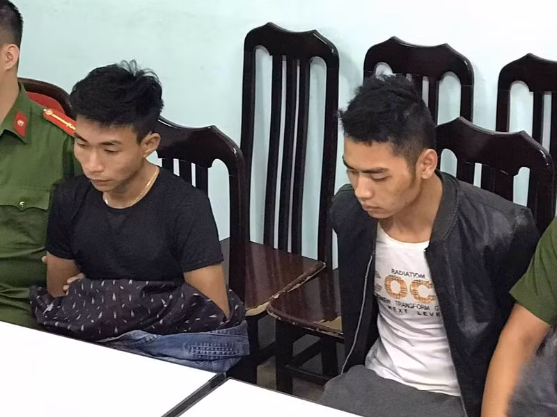 Khi anh Sang chở 2 người này đến khu vực tổ dân phố Tân Phong (phường Thụy Phương) thì Giáp dùng dao bấm đâm tài xế tử vong và cướp đi chiếc xe máy cùng chiếc điện thoại iPhone 7 Plus màu đen. 