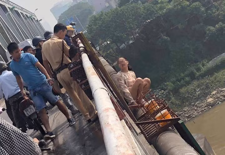 Người phụ nữ suýt nhảy cầu Chương Dương tự tử Nguoi phu nu suyt nhay cau Chuong Duong tu tu