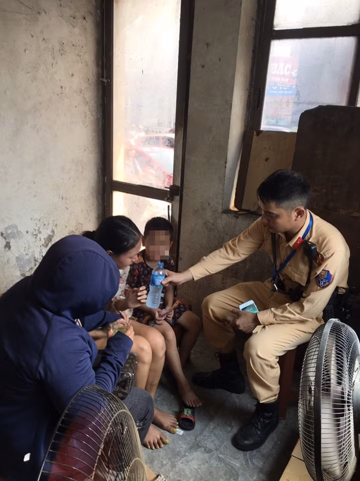 Trong lúc đó, một số người dân đã vội chạy chờ sẵn dưới mép sông nếu nhảy cầu thì sẽ tìm cách tiếp cận và đưa nạn nhân vào bờ.