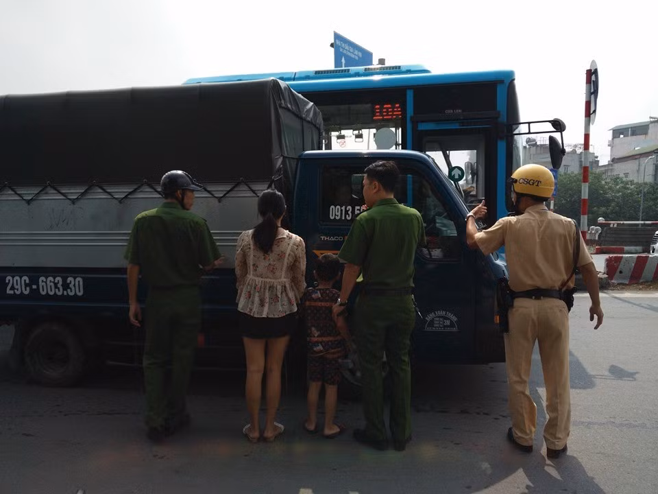 Nguyên nhân vụ việc đang được cơ quan chức năng điều tra, làm rõ. >>> Xem thêm video: Nam thanh niên dũng cảm nhảy cầu cứu người tự tử Nguồn: VTC 14.