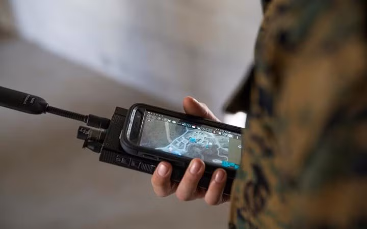 Thiết bị liên lạc tích hợp định vị GPS.