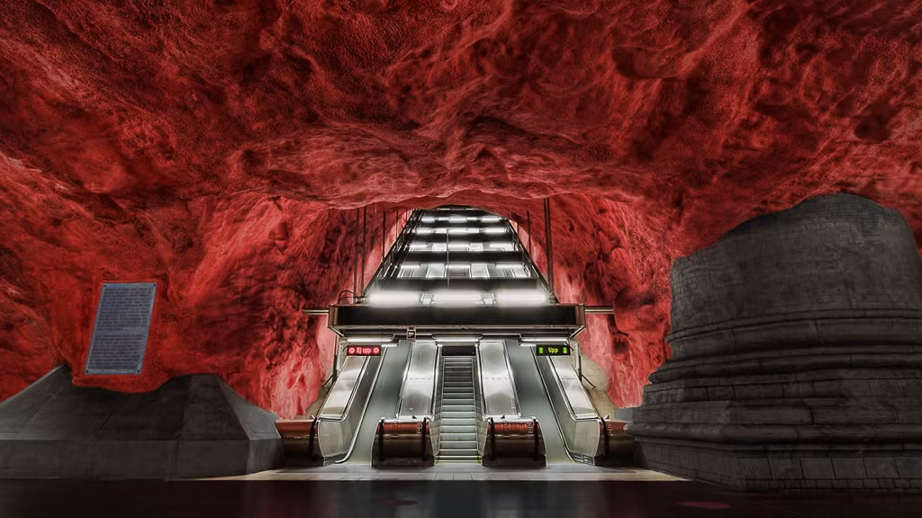Ga tàu điện ngầm Radhuset (Stockholm, Thuỵ Điển): Với kiến trúc độc đáo, ga tàu điện ngầm trạm Radhuset khiến nhiều du khách ngỡ như lạc vào một thế giới khác dưới lòng đất. Ngoài trạm Radhuset, hệ thống tàu điện ngầm tại thành phố Stockholm được ví như phòng triển lãm nghệ thuật. 90 trạm dừng được thiết kế theo phong cách khác nhau, thực hiện bởi 150 nghệ sĩ. Ảnh: Creative Commons 2.0.