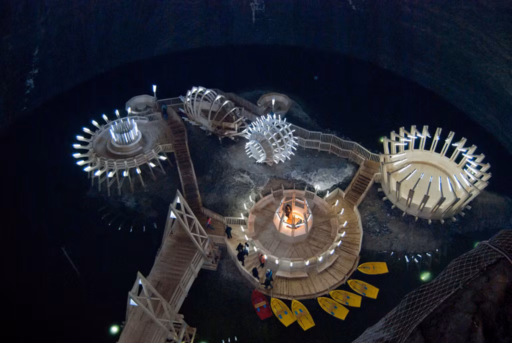 Công viên giải trí Salina Turda (Romania): Trước khi trở thành công viên giải trí hiện đại, địa điểm nổi tiếng ở T ransylvania (Romania) từng là mỏ muối có niên đại từ thế kỷ 17. Công trình này nằm ở độ sâu 120 m so với mặt đất, được xây dựng vào năm 2009. Du khách đến đây không chỉ được chiêm ngưỡng mỏ muối cổ khổng lồ, mà còn được trải nghiệm các trò chơi thú vị dưới lòng đất. Công viên bao gồm khu vực nhà hát, sân golf mini, hồ nước ngầm... Giá vé vào cửa là 6 USD. Ảnh: CNN.