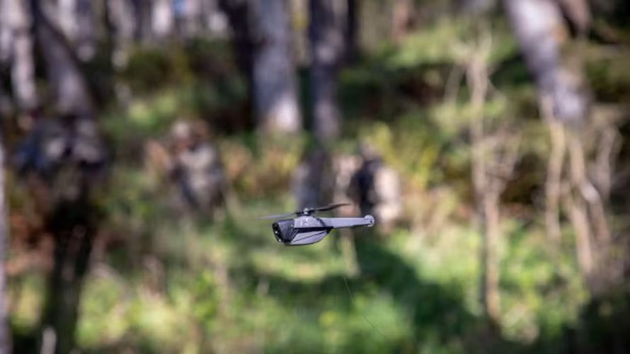 Một trong những UAV siêu nhỏ này phải kể đến Black Hornet PRS. Loại UAV siêu nhỏ này được lắp camera quang điện tử hồng ngoại, hoạt động không có tiếng ồn, thời gian bay liên tục 25 phút.