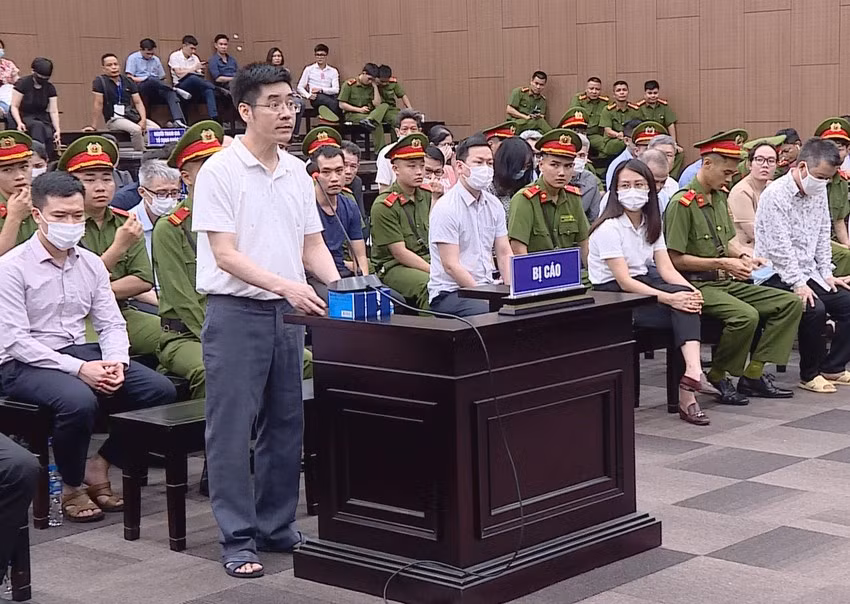 Tại phần xét hỏi, Hưng nhiều lần thắc mắc, đề nghị Viện Kiểm sát làm rõ mâu thuẫn “về số tiền ông Tuấn đưa cho Hưng là hơn 2,65 triệu USD, trong khi Viện Kkiểm sát chỉ cáo buộc Hưng lừa đảo chiếm đoạt 800.000 USD. Vậy hơn 1,8 triệu USD còn lại đang ở đâu?”. "Tôi đề nghị Viện Kiếm sát chứng minh số tiền 1,8 triệu USD đã đi đâu về đâu, liệu có phải ông Tuấn cũng lừa đảo không?", Nếu ông Tuấn đã nộp lại 1,8 triệu USD thì "có phải cũng phạm tội lừa đảo chiếm đoạt tài sản?".