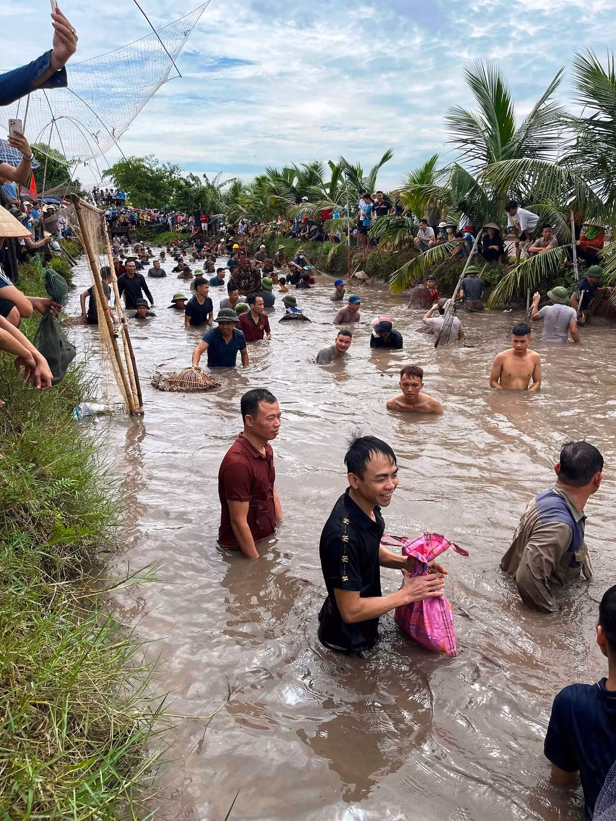 Nhiều người dân hào hứng tham gia lễ hội.