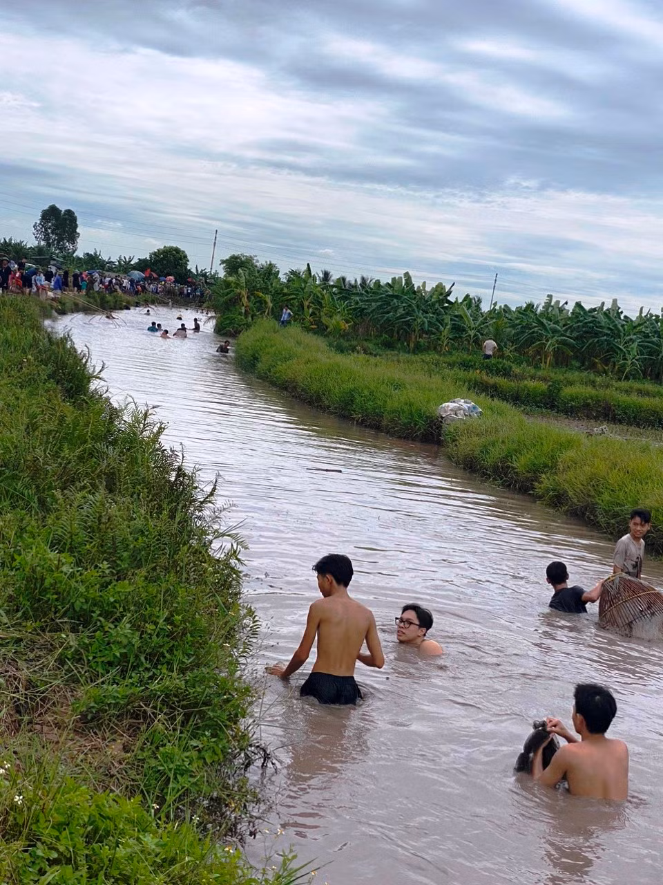 Khúc sông quê có nhiều cá để phục vụ lễ hội.
