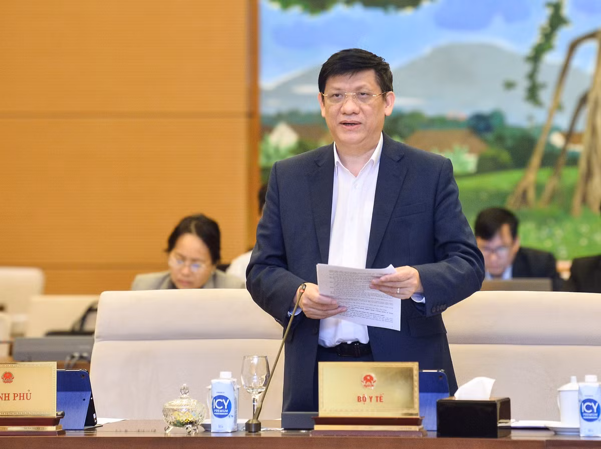 Cơ quan Cảnh sát Điều tra C03 cáo buộc cựu Bộ trưởng Bộ Y tế Nguyễn Thanh Long và thư ký Nguyễn Huỳnh đã tác động, chỉ đạo giúp doanh nghiệp Việt Á được cấp phép lưu hành kit test COVID-19. Thực hiện hành vi trái pháp luật, để Việt Á tổ chức sản xuất, tiêu thụ kit test theo đơn giá nâng khống, thu lời bất chính số tiền đặc biệt lớn.