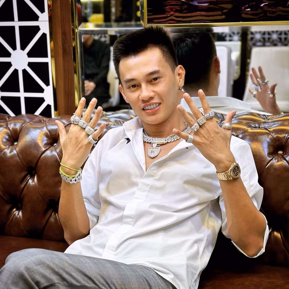 Việc Khanh bị bắt liên quan đơn tố giác tội phạm của chị L.N.T.H (SN 1991, trú tại Thủ Đức) tố cáo Khanh có hành vi “Lừa đảo chiếm đoạt tài sản”. Chị H có 1 xe ô tô trị giá 10 tỷ đồng và nhờ Khanh bán xe. Tháng 3/2023, Khanh nói chị H muốn bán xe thì đem qua showroom của Khanh để bán vì có khách muốn mua xe, chị H đồng ý. Sau đó, do cần tiền trả nợ nên Khanh nói dối chị H đưa giấy tờ xe và đưa xe ô tô của chị H cho Mohamach Da Pha đi cầm lấy 2 tỷ đồng.