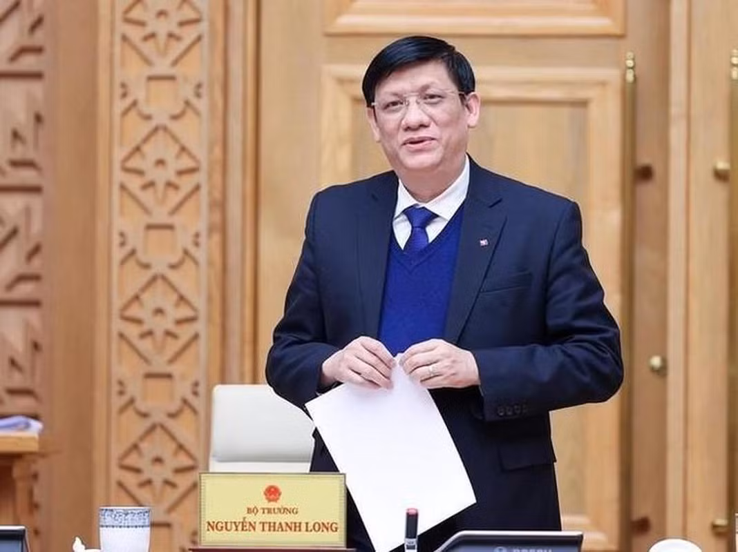 Đáng chú ý, đoàn kiểm tra liên ngành phát hiện Công ty Việt Á sai phạm về nguyên vật liệu sản xuất và có ý kiến đề nghị Bộ Y tế thu hồi số đăng ký của Việt Á. Tuy nhiên, ông Nguyễn Thanh Long đã không chỉ đạo kịp thời. Ông Long cũng không ra kết luận kiểm tra theo chỉ đạo của Thủ tướng Chính phủ. Bộ Y tế vẫn công bố giá không có căn cứ lên cổng thông tin điện tử của Bộ, tạo mặt bằng giá để công ty Việt Á bán cho các đơn vị, địa phương theo giá test xét nghiệm đã được Phan Quốc Việt nâng giá khống. 