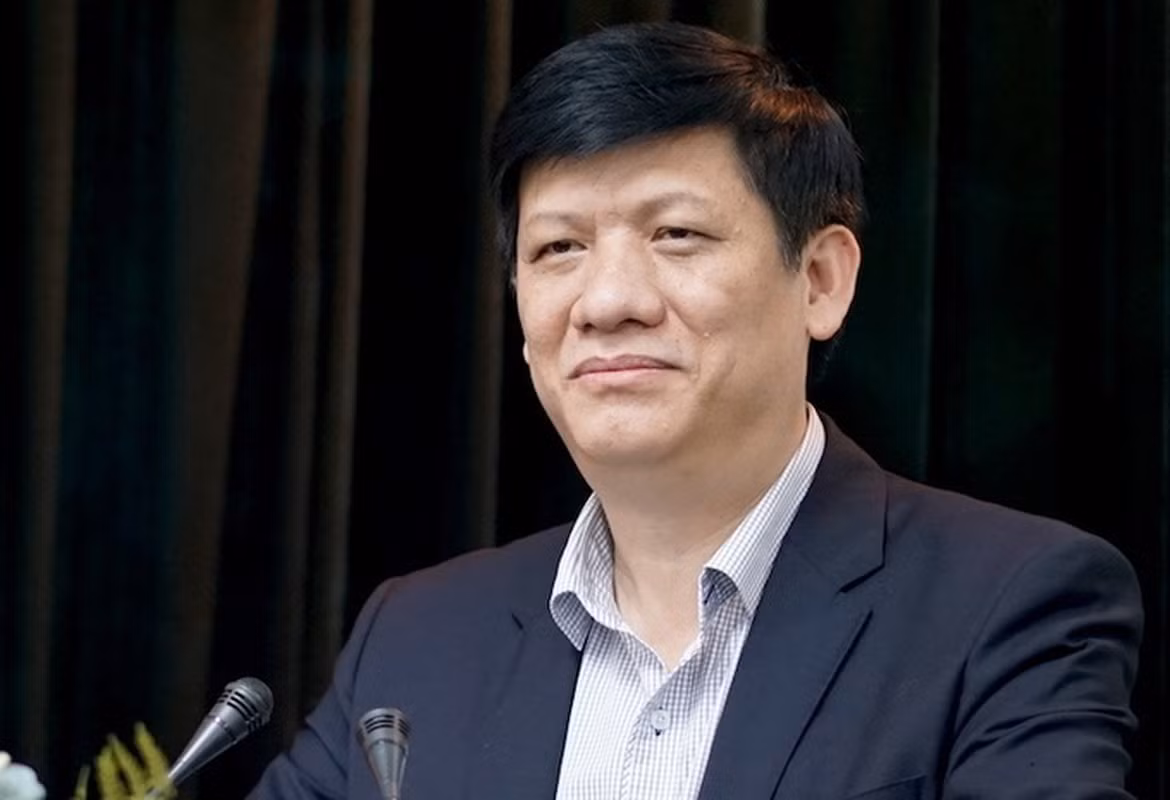  Cựu Bộ trưởng Y tế Nguyễn Thanh Long: Theo kết luận, Nguyễn Thanh Long biết kit xét nghiệm COVID-19 là sản phẩm thuộc đề tài nghiên cứu do Bộ KH&amp;CN giao Học viện Quân y chủ trì, thuộc sở hữu nhà nước. Công ty Việt Á không đủ điều kiện để được cấp số đăng ký lưu hành, tuy nhiên theo đề nghị của Phan Quốc Việt, ông Long đã chỉ đạo cấp dưới tạo điều kiện để đơn vị này được cấp số đăng ký lưu hành tạm thời cho kit xét nghiệm COVID-19. 