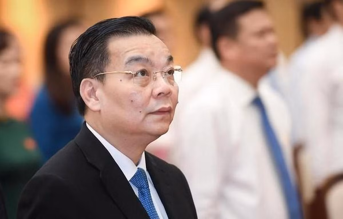 Theo hướng dẫn của ông Dương, chiều cùng ngày, Việt mang theo một balo màu xanh, trong đó có 200.000 USD (hơn 4,6 tỷ đồng) và một số khẩu trang, nước rửa tay đến trụ sở Bộ Khoa học và Công nghệ. Tại đậy, Việt được ông Dương dẫn vào phòng làm việc của ông Chu Ngọc Anh. Việt và ông Chu Ngọc Anh ngồi tại khu vực bàn tiếp khách trao đổi các nội dung về công tác phòng, chống dịch, đặc biệt là kết quả phòng chống dịch của Công ty Việt Á.