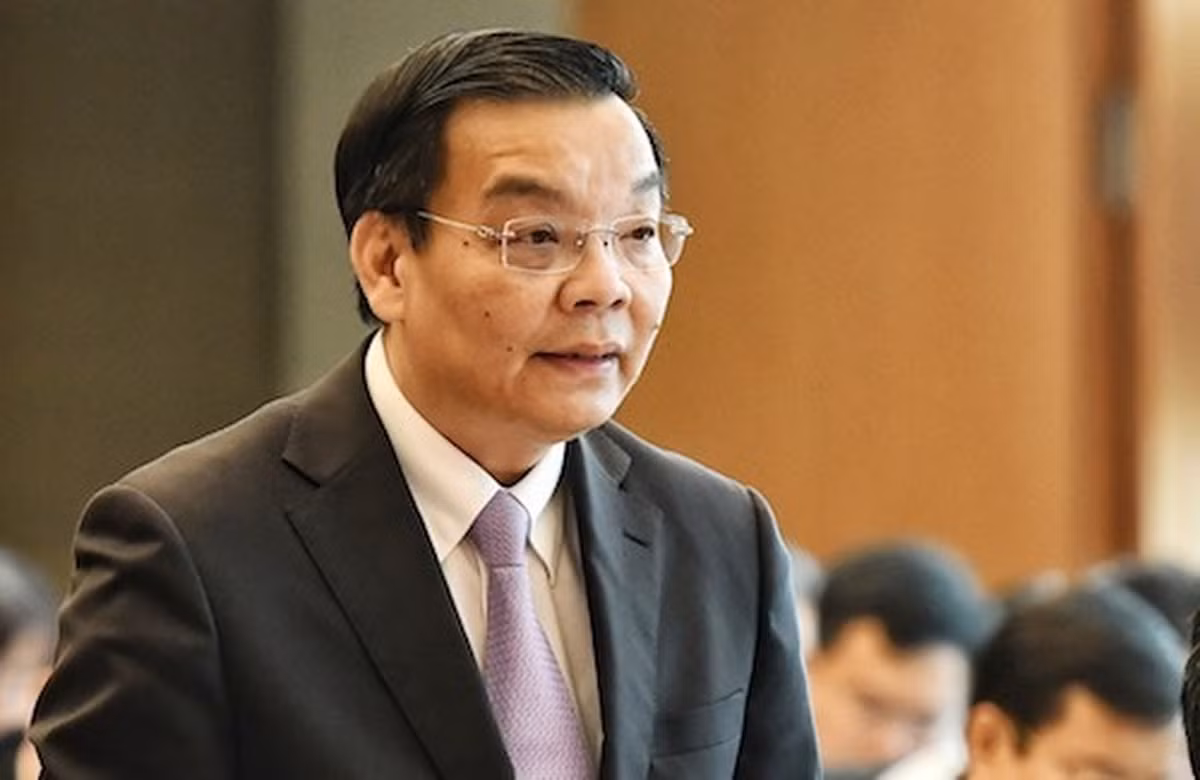 Đáng chú ý, khi Việt ra về, nhận "quà cám ơn" từ tổng giám đốc Công ty Việt Á, ông Chu Ngọc Anh cất túi màu xanh này vào buồng ngủ phía trong phòng làm việc. Đến cuối tháng 9/2020, khi dọn phòng làm việc để chuyển về UBND Hà Nội nhận chức chủ tịch thành phố, ông Chu Ngọc Anh mới kiểm tra và thấy trong túi quà mà Phan Quốc Việt đưa có tiền.