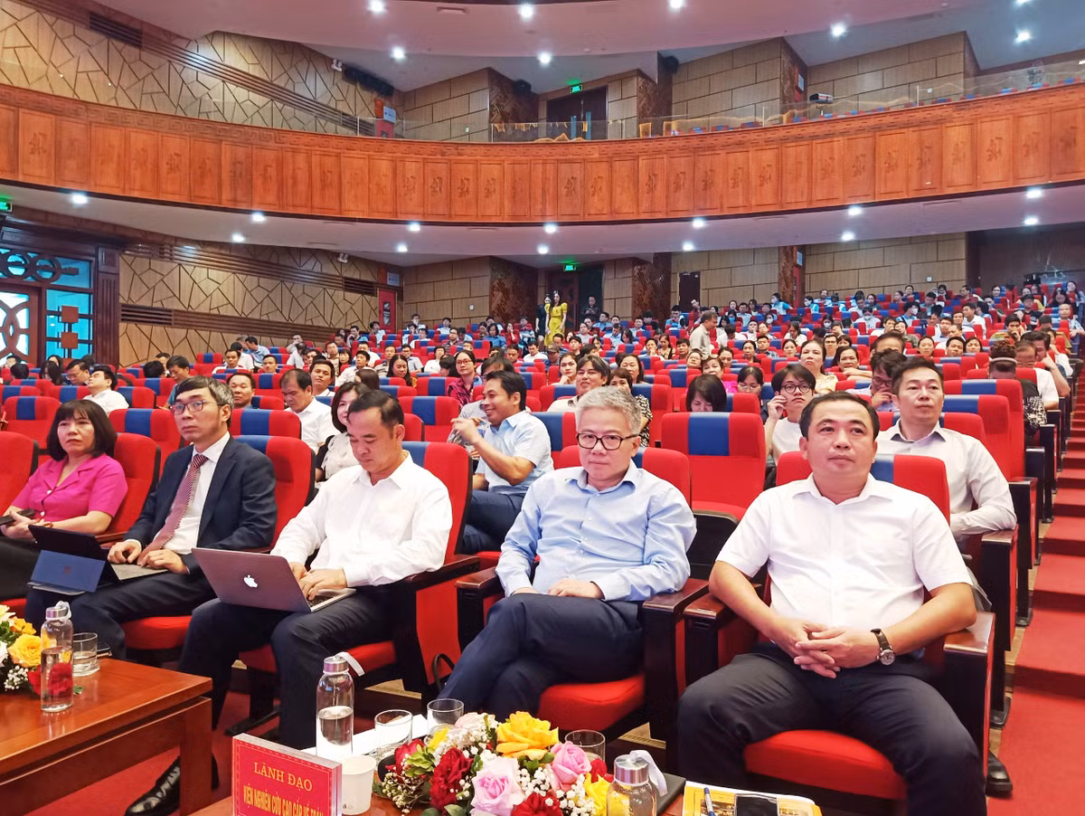 GS Ngo Bao Chau: Thay vi lo lang AI, can thay doi cach suy nghi-Hinh-3