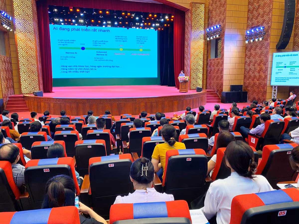 GS Ngo Bao Chau: Thay vi lo lang AI, can thay doi cach suy nghi