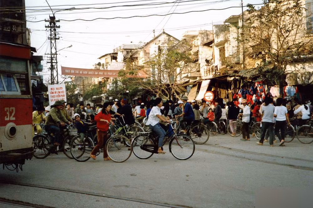 Đầu phố Hàng Đào, khu vực tiếp giáp quảng trường Đông Kinh Nghĩa Thục, Hà Nội đầu những năm 1990. Ảnh: Public Domain.